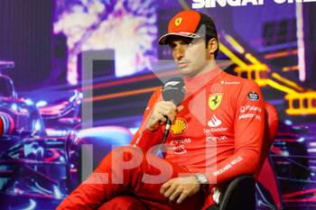 2022-10-02 - SAINZ Carlos (spa), Scuderia Ferrari F1-75, portrait, press conference during the Formula 1 Singapore Airlines Singapore Grand Prix 2022, 17th round of the 2022 FIA Formula One World Championship from September 30 to October 02, 2022 on the Marina Bay Street Circuit, in Singapore - F1 - SINGAPORE GRAND PRIX 2022 - RACE - FORMULA 1 - MOTORS