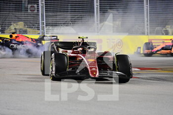 2022-10-02 - 55 SAINZ Carlos (spa), Scuderia Ferrari F1-75, 01 VERSTAPPEN Max (nld), Red Bull Racing RB18, action during the Formula 1 Singapore Airlines Singapore Grand Prix 2022, 17th round of the 2022 FIA Formula One World Championship from September 30 to October 02, 2022 on the Marina Bay Street Circuit, in Singapore - F1 - SINGAPORE GRAND PRIX 2022 - RACE - FORMULA 1 - MOTORS