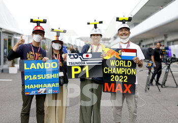 06/10/2022 - Fans in the paddock during the Formula 1 Honda Japense Grand Prix 2022, 18th round of the 2022 FIA Formula One World Championship from Octobre 7 to 9, 2022 on the Suzuka International Racing Course, in Suzuka, Mie Prefecture, Japan - F1 - JAPANESE GRAND PRIX 2022 - FORMULA 1 - MOTORI