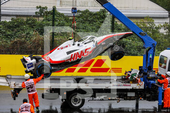 07/10/2022 - 47 SCHUMACHER Mick (ger), Haas F1 Team VF-22 Ferrari, action crash, accident, marshall, commissaire de piste, during the Formula 1 Honda Japanese Grand Prix 2022, 18th round of the 2022 FIA Formula One World Championship from October 7 to 9, 2022 on the Suzuka International Racing Course, in Suzuka, Mie Prefecture, Japan - F1 - JAPANESE GRAND PRIX 2022 - FORMULA 1 - MOTORI