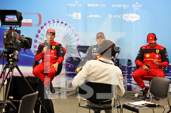 2022-10-08 - From left to right: Charles Leclerc (MON) Ferrari, Max Verstappen (NLD) Red Bull Racing and Carlos Sainz Jr (ESP) Ferrari, portrait in the post qualifying FIA Press Conference during the Formula 1 Honda Japense Grand Prix 2022, 18th round of the 2022 FIA Formula One World Championship from Octobre 7 to 9, 2022 on the Suzuka International Racing Course, in Suzuka, Mie Prefecture, Japan - F1 - JAPANESE GRAND PRIX 2022 - FORMULA 1 - MOTORS