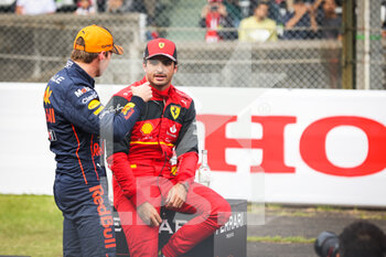2022-10-08 - SAINZ Carlos (spa), Scuderia Ferrari F1-75, VERSTAPPEN Max (ned), Red Bull Racing RB18, portrait during the Formula 1 Honda Japanese Grand Prix 2022, 18th round of the 2022 FIA Formula One World Championship from October 7 to 9, 2022 on the Suzuka International Racing Course, in Suzuka, Mie Prefecture, Japan - F1 - JAPANESE GRAND PRIX 2022 - FORMULA 1 - MOTORS