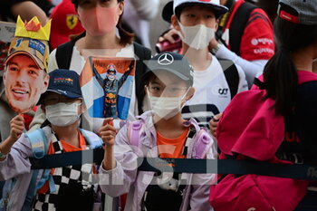 2022-10-08 - spectator, fan of VERSTAPPEN Max (ned), Red Bull Racing with a Mercedes AMG F1 Team cap, ambiance during the Formula 1 Honda Japanese Grand Prix 2022, 18th round of the 2022 FIA Formula One World Championship from October 7 to 9, 2022 on the Suzuka International Racing Course, in Suzuka, Mie Prefecture, Japan - F1 - JAPANESE GRAND PRIX 2022 - FORMULA 1 - MOTORS