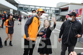 2022-10-08 - RICCIARDO Daniel (aus), McLaren F1 Team MCL36, with a fan in the paddock during the Formula 1 Honda Japanese Grand Prix 2022, 18th round of the 2022 FIA Formula One World Championship from Octobre 7 to 9, 2022 on the Suzuka International Racing Course, in Suzuka, Mie Prefecture, Japan - F1 - JAPANESE GRAND PRIX 2022 - RACE - FORMULA 1 - MOTORS