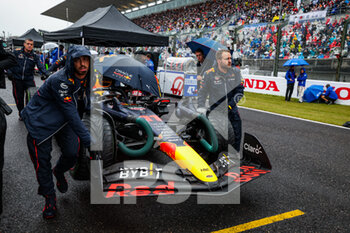 2022-10-08 - 11 PEREZ Sergio (mex), Red Bull Racing RB18, starting grid during the Formula 1 Honda Japanese Grand Prix 2022, 18th round of the 2022 FIA Formula One World Championship from Octobre 7 to 9, 2022 on the Suzuka International Racing Course, in Suzuka, Mie Prefecture, Japan - F1 - JAPANESE GRAND PRIX 2022 - RACE - FORMULA 1 - MOTORS