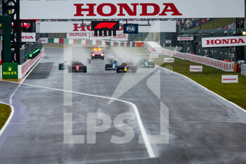 2022-10-08 - Start of the race: 01 VERSTAPPEN Max (nld), Red Bull Racing RB18, 16 LECLERC Charles (mco), Scuderia Ferrari F1-75, action during the Formula 1 Honda Japanese Grand Prix 2022, 18th round of the 2022 FIA Formula One World Championship from Octobre 7 to 9, 2022 on the Suzuka International Racing Course, in Suzuka, Mie Prefecture, Japan - F1 - JAPANESE GRAND PRIX 2022 - RACE - FORMULA 1 - MOTORS