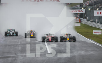 2022-10-08 - 01 VERSTAPPEN Max (nld), Red Bull Racing RB18, action and 16 LECLERC Charles (mco), Scuderia Ferrari F1-75, action, start of the race, depart, during the Formula 1 Honda Japense Grand Prix 2022, 18th round of the 2022 FIA Formula One World Championship from Octobre 7 to 9, 2022 on the Suzuka International Racing Course, in Suzuka, Mie Prefecture, Japan - F1 - JAPANESE GRAND PRIX 2022 - RACE - FORMULA 1 - MOTORS