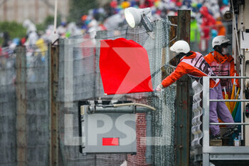 2022-10-08 - Red flag waved by a marshal during the Formula 1 Honda Japanese Grand Prix 2022, 18th round of the 2022 FIA Formula One World Championship from Octobre 7 to 9, 2022 on the Suzuka International Racing Course, in Suzuka, Mie Prefecture, Japan - F1 - JAPANESE GRAND PRIX 2022 - RACE - FORMULA 1 - MOTORS