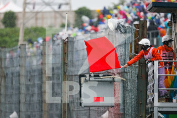 2022-10-08 - Red flag waved by a marshal during the Formula 1 Honda Japanese Grand Prix 2022, 18th round of the 2022 FIA Formula One World Championship from Octobre 7 to 9, 2022 on the Suzuka International Racing Course, in Suzuka, Mie Prefecture, Japan - F1 - JAPANESE GRAND PRIX 2022 - RACE - FORMULA 1 - MOTORS