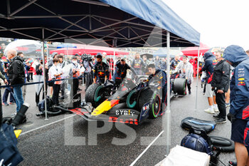 2022-10-09 - 01 VERSTAPPEN Max (nld), Red Bull Racing RB18, starting grid, grille de depart, during the Formula 1 Honda Japanese Grand Prix 2022, 18th round of the 2022 FIA Formula One World Championship from October 7 to 9, 2022 on the Suzuka International Racing Course, in Suzuka, Mie Prefecture, Japan - F1 - JAPANESE GRAND PRIX 2022 - RACE - FORMULA 1 - MOTORS