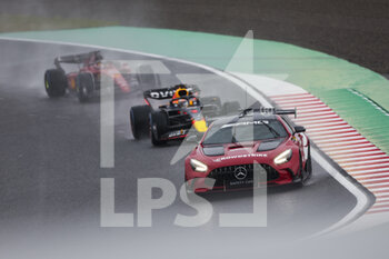 2022-10-09 - 01 VERSTAPPEN Max (nld), Red Bull Racing RB18, action with 16 LECLERC Charles (mco), Scuderia Ferrari F1-75 with the safety car during the Formula 1 Honda Japense Grand Prix 2022, 18th round of the 2022 FIA Formula One World Championship from Octobre 7 to 9, 2022 on the Suzuka International Racing Course, in Suzuka, Mie Prefecture, Japan - F1 - JAPANESE GRAND PRIX 2022 - RACE - FORMULA 1 - MOTORS