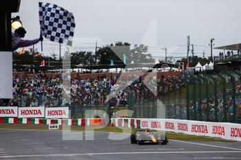 2022-10-09 - 01 VERSTAPPEN Max (nld), Red Bull Racing RB18, action chequered flag, drapeau a damier during the Formula 1 Honda Japanese Grand Prix 2022, 18th round of the 2022 FIA Formula One World Championship from October 7 to 9, 2022 on the Suzuka International Racing Course, in Suzuka, Mie Prefecture, Japan - F1 - JAPANESE GRAND PRIX 2022 - RACE - FORMULA 1 - MOTORS
