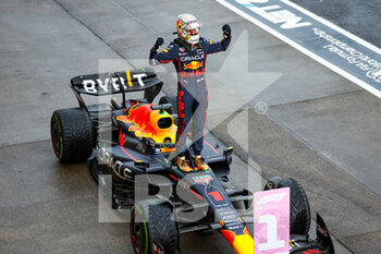2022-10-09 - VERSTAPPEN Max (ned), Red Bull Racing RB18, celebrating race victory and world championship during the Formula 1 Honda Japanese Grand Prix 2022, 18th round of the 2022 FIA Formula One World Championship from Octobre 7 to 9, 2022 on the Suzuka International Racing Course, in Suzuka, Mie Prefecture, Japan - F1 - JAPANESE GRAND PRIX 2022 - RACE - FORMULA 1 - MOTORS
