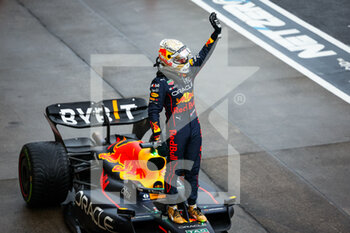 2022-10-09 - VERSTAPPEN Max (ned), Red Bull Racing RB18, celebrating race victory and world championship during the Formula 1 Honda Japanese Grand Prix 2022, 18th round of the 2022 FIA Formula One World Championship from Octobre 7 to 9, 2022 on the Suzuka International Racing Course, in Suzuka, Mie Prefecture, Japan - F1 - JAPANESE GRAND PRIX 2022 - RACE - FORMULA 1 - MOTORS