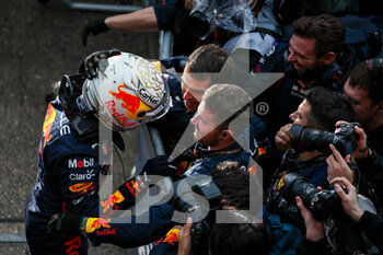 2022-10-09 - VERSTAPPEN Max (ned), Red Bull Racing RB18, portrait, celebrating his win during the Formula 1 Honda Japense Grand Prix 2022, 18th round of the 2022 FIA Formula One World Championship from Octobre 7 to 9, 2022 on the Suzuka International Racing Course, in Suzuka, Mie Prefecture, Japan - F1 - JAPANESE GRAND PRIX 2022 - RACE - FORMULA 1 - MOTORS