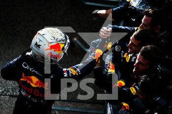 2022-10-09 - VERSTAPPEN Max (ned), Red Bull Racing RB18, celebrating race victory and world championship with his team during the Formula 1 Honda Japanese Grand Prix 2022, 18th round of the 2022 FIA Formula One World Championship from Octobre 7 to 9, 2022 on the Suzuka International Racing Course, in Suzuka, Mie Prefecture, Japan - F1 - JAPANESE GRAND PRIX 2022 - RACE - FORMULA 1 - MOTORS
