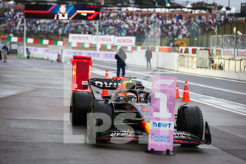 2022-10-09 - VERSTAPPEN Max (ned), Red Bull Racing RB18, portrait parc ferme during the Formula 1 Honda Japanese Grand Prix 2022, 18th round of the 2022 FIA Formula One World Championship from October 7 to 9, 2022 on the Suzuka International Racing Course, in Suzuka, Mie Prefecture, Japan - F1 - JAPANESE GRAND PRIX 2022 - RACE - FORMULA 1 - MOTORS