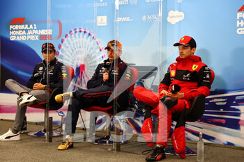2022-10-09 - From left to right: Sergio Perez (MEX) Red Bull Racing, Max Verstappen (NLD) Red Bull Racing and Charles Leclerc (MON) Ferrari, portrait in the post race FIA Press Conference during the Formula 1 Honda Japanese Grand Prix 2022, 18th round of the 2022 FIA Formula One World Championship from Octobre 7 to 9, 2022 on the Suzuka International Racing Course, in Suzuka, Mie Prefecture, Japan - F1 - JAPANESE GRAND PRIX 2022 - RACE - FORMULA 1 - MOTORS