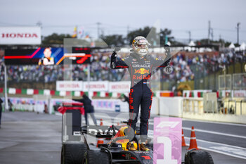 2022-10-09 - VERSTAPPEN Max (ned), Red Bull Racing RB18, portrait, celebrating his win during the Formula 1 Honda Japense Grand Prix 2022, 18th round of the 2022 FIA Formula One World Championship from Octobre 7 to 9, 2022 on the Suzuka International Racing Course, in Suzuka, Mie Prefecture, Japan - F1 - JAPANESE GRAND PRIX 2022 - RACE - FORMULA 1 - MOTORS