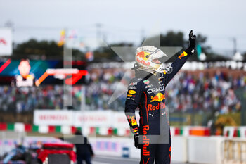 2022-10-09 - VERSTAPPEN Max (ned), Red Bull Racing RB18, portrait celebrating his second world title during the Formula 1 Honda Japanese Grand Prix 2022, 18th round of the 2022 FIA Formula One World Championship from October 7 to 9, 2022 on the Suzuka International Racing Course, in Suzuka, Mie Prefecture, Japan - F1 - JAPANESE GRAND PRIX 2022 - RACE - FORMULA 1 - MOTORS