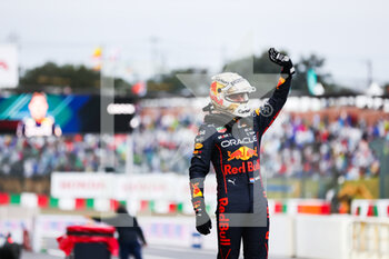 2022-10-09 - VERSTAPPEN Max (ned), Red Bull Racing RB18, portrait celebrating his second world title during the Formula 1 Honda Japanese Grand Prix 2022, 18th round of the 2022 FIA Formula One World Championship from October 7 to 9, 2022 on the Suzuka International Racing Course, in Suzuka, Mie Prefecture, Japan - F1 - JAPANESE GRAND PRIX 2022 - RACE - FORMULA 1 - MOTORS