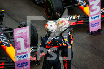 2022-10-09 - VERSTAPPEN Max (ned), Red Bull Racing RB18, celebrating race victory and world championship with PEREZ Sergio (mex), Red Bull Racing RB18, portrait during the Formula 1 Honda Japanese Grand Prix 2022, 18th round of the 2022 FIA Formula One World Championship from Octobre 7 to 9, 2022 on the Suzuka International Racing Course, in Suzuka, Mie Prefecture, Japan - F1 - JAPANESE GRAND PRIX 2022 - RACE - FORMULA 1 - MOTORS
