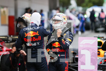 2022-10-09 - VERSTAPPEN Max (ned), Red Bull Racing RB18, PEREZ Sergio (mex), Red Bull Racing RB18, portrait during the Formula 1 Honda Japanese Grand Prix 2022, 18th round of the 2022 FIA Formula One World Championship from October 7 to 9, 2022 on the Suzuka International Racing Course, in Suzuka, Mie Prefecture, Japan - F1 - JAPANESE GRAND PRIX 2022 - RACE - FORMULA 1 - MOTORS