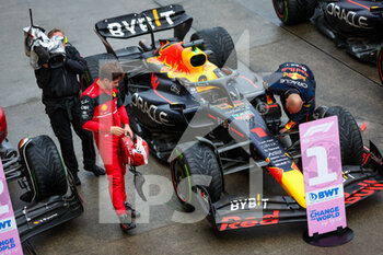 2022-10-09 - LECLERC Charles (mco), Scuderia Ferrari F1-75, portrait looking at the Red Bull Racing RB18 of VERSTAPPEN Max (ned), portrait during the Formula 1 Honda Japanese Grand Prix 2022, 18th round of the 2022 FIA Formula One World Championship from Octobre 7 to 9, 2022 on the Suzuka International Racing Course, in Suzuka, Mie Prefecture, Japan - F1 - JAPANESE GRAND PRIX 2022 - RACE - FORMULA 1 - MOTORS
