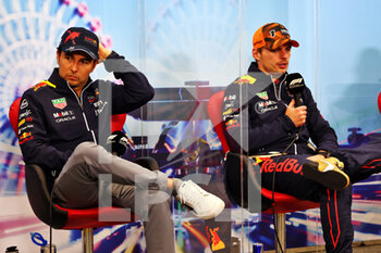 2022-10-09 - From left to right: Sergio Perez (MEX) Red Bull Racing and Max Verstappen (NLD) Red Bull Racing, portrait in the post race FIA Press Conference during the Formula 1 Honda Japanese Grand Prix 2022, 18th round of the 2022 FIA Formula One World Championship from Octobre 7 to 9, 2022 on the Suzuka International Racing Course, in Suzuka, Mie Prefecture, Japan - F1 - JAPANESE GRAND PRIX 2022 - RACE - FORMULA 1 - MOTORS