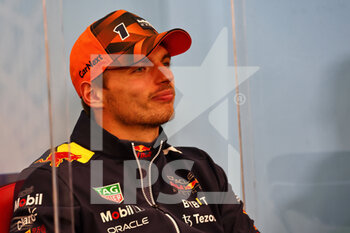 2022-10-09 - VERSTAPPEN Max (ned), Red Bull Racing RB18, portrait
race winner and World Champion in the post race FIA Press Conference. in the post race FIA Press Conference during the Formula 1 Honda Japanese Grand Prix 2022, 18th round of the 2022 FIA Formula One World Championship from Octobre 7 to 9, 2022 on the Suzuka International Racing Course, in Suzuka, Mie Prefecture, Japan - F1 - JAPANESE GRAND PRIX 2022 - RACE - FORMULA 1 - MOTORS