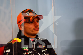 2022-10-09 - VERSTAPPEN Max (ned), Red Bull Racing RB18, portrait
race winner and World Champion in the post race FIA Press Conference. in the post race FIA Press Conference during the Formula 1 Honda Japanese Grand Prix 2022, 18th round of the 2022 FIA Formula One World Championship from Octobre 7 to 9, 2022 on the Suzuka International Racing Course, in Suzuka, Mie Prefecture, Japan - F1 - JAPANESE GRAND PRIX 2022 - RACE - FORMULA 1 - MOTORS
