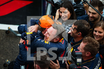 2022-10-09 - VERSTAPPEN Max (ned), Red Bull Racing RB18, celebrating race victory and world championship with HORNER Christian (gbr), Team Principal of Red Bull Racing, portrait during the Formula 1 Honda Japanese Grand Prix 2022, 18th round of the 2022 FIA Formula One World Championship from Octobre 7 to 9, 2022 on the Suzuka International Racing Course, in Suzuka, Mie Prefecture, Japan - F1 - JAPANESE GRAND PRIX 2022 - RACE - FORMULA 1 - MOTORS