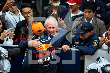 2022-10-09 - VERSTAPPEN Max (ned), Red Bull Racing RB18, celebrating race victory and world championship with NEWEY Adrian (gbr), Chief Technical Officer of Red Bull Racing, and MARKO Helmut (aut), Drivers’ Manager of Red Bull Racing, portrait during the Formula 1 Honda Japanese Grand Prix 2022, 18th round of the 2022 FIA Formula One World Championship from Octobre 7 to 9, 2022 on the Suzuka International Racing Course, in Suzuka, Mie Prefecture, Japan - F1 - JAPANESE GRAND PRIX 2022 - RACE - FORMULA 1 - MOTORS