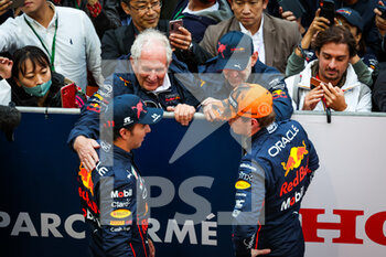 2022-10-09 - VERSTAPPEN Max (ned), Red Bull Racing RB18, celebrating race victory and world championship with PEREZ Sergio (mex), Red Bull Racing RB18, NEWEY Adrian (gbr), Chief Technical Officer of Red Bull Racing, and MARKO Helmut (aut), Drivers’ Manager of Red Bull Racing, portrait during the Formula 1 Honda Japanese Grand Prix 2022, 18th round of the 2022 FIA Formula One World Championship from Octobre 7 to 9, 2022 on the Suzuka International Racing Course, in Suzuka, Mie Prefecture, Japan - F1 - JAPANESE GRAND PRIX 2022 - RACE - FORMULA 1 - MOTORS