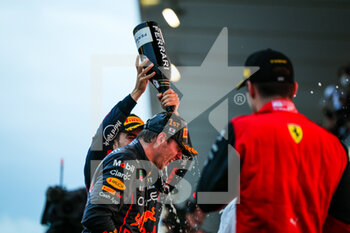 2022-10-09 - VERSTAPPEN Max (ned), Red Bull Racing RB18, celebrating race victory and world championship on the podium with LECLERC Charles (mco), Scuderia Ferrari F1-75, and PEREZ Sergio (mex), Red Bull Racing RB18, portrait during the Formula 1 Honda Japanese Grand Prix 2022, 18th round of the 2022 FIA Formula One World Championship from Octobre 7 to 9, 2022 on the Suzuka International Racing Course, in Suzuka, Mie Prefecture, Japan - F1 - JAPANESE GRAND PRIX 2022 - RACE - FORMULA 1 - MOTORS