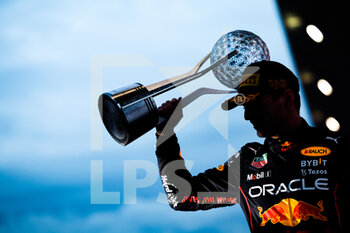 2022-10-09 - VERSTAPPEN Max (ned), Red Bull Racing RB18, celebrating race victory and world championship on the podium during the Formula 1 Honda Japanese Grand Prix 2022, 18th round of the 2022 FIA Formula One World Championship from Octobre 7 to 9, 2022 on the Suzuka International Racing Course, in Suzuka, Mie Prefecture, Japan - F1 - JAPANESE GRAND PRIX 2022 - RACE - FORMULA 1 - MOTORS