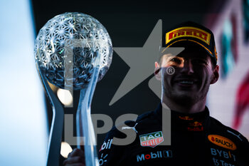 2022-10-09 - VERSTAPPEN Max (ned), Red Bull Racing RB18, celebrating race victory and world championship on the podium during the Formula 1 Honda Japanese Grand Prix 2022, 18th round of the 2022 FIA Formula One World Championship from Octobre 7 to 9, 2022 on the Suzuka International Racing Course, in Suzuka, Mie Prefecture, Japan - F1 - JAPANESE GRAND PRIX 2022 - RACE - FORMULA 1 - MOTORS