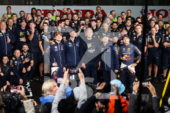 2022-10-09 - Red Bull Racing team celebration, VERSTAPPEN Max (ned), Red Bull Racing RB18, NEWEY Adrian (gbr), Chief Technical Officer of Red Bull Racing, MARKO Helmut (aut), Drivers’ Manager of Red Bull Racing, HORNER Christian (gbr), Team Principal of Red Bull Racing, PEREZ Sergio (mex), Red Bull Racing RB18, portrait during the Formula 1 Honda Japanese Grand Prix 2022, 18th round of the 2022 FIA Formula One World Championship from October 7 to 9, 2022 on the Suzuka International Racing Course, in Suzuka, Mie Prefecture, Japan - F1 - JAPANESE GRAND PRIX 2022 - RACE - FORMULA 1 - MOTORS