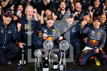 2022-10-09 - VERSTAPPEN Max (ned), Red Bull Racing RB18, NEWEY Adrian (gbr), Chief Technical Officer of Red Bull Racing, MARKO Helmut (aut), Drivers’ Manager of Red Bull Racing, HORNER Christian (gbr), Team Principal of Red Bull Racing, PEREZ Sergio (mex), Red Bull Racing RB18, portrait during the Formula 1 Honda Japanese Grand Prix 2022, 18th round of the 2022 FIA Formula One World Championship from Octobre 7 to 9, 2022 on the Suzuka International Racing Course, in Suzuka, Mie Prefecture, Japan - F1 - JAPANESE GRAND PRIX 2022 - RACE - FORMULA 1 - MOTORS