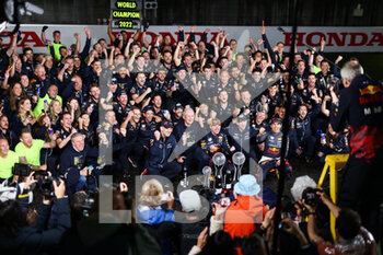 2022-10-09 - Red Bull Racing team celebration, VERSTAPPEN Max (ned), Red Bull Racing RB18, NEWEY Adrian (gbr), Chief Technical Officer of Red Bull Racing, MARKO Helmut (aut), Drivers’ Manager of Red Bull Racing, HORNER Christian (gbr), Team Principal of Red Bull Racing, PEREZ Sergio (mex), Red Bull Racing RB18, portrait during the Formula 1 Honda Japanese Grand Prix 2022, 18th round of the 2022 FIA Formula One World Championship from October 7 to 9, 2022 on the Suzuka International Racing Course, in Suzuka, Mie Prefecture, Japan - F1 - JAPANESE GRAND PRIX 2022 - RACE - FORMULA 1 - MOTORS