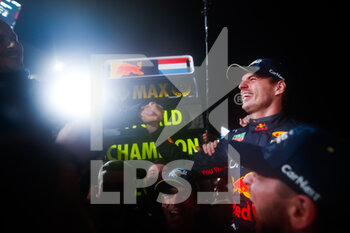 2022-10-09 - VERSTAPPEN Max (ned), Red Bull Racing RB18, portrait celebrating his second world champion title during the Formula 1 Honda Japanese Grand Prix 2022, 18th round of the 2022 FIA Formula One World Championship from October 7 to 9, 2022 on the Suzuka International Racing Course, in Suzuka, Mie Prefecture, Japan - F1 - JAPANESE GRAND PRIX 2022 - RACE - FORMULA 1 - MOTORS