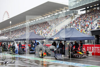 2022-10-09 - Cars lining up in the pitlane during the red flag during the Formula 1 Honda Japense Grand Prix 2022, 18th round of the 2022 FIA Formula One World Championship from Octobre 7 to 9, 2022 on the Suzuka International Racing Course, in Suzuka, Mie Prefecture, Japan - F1 - JAPANESE GRAND PRIX 2022 - RACE - FORMULA 1 - MOTORS