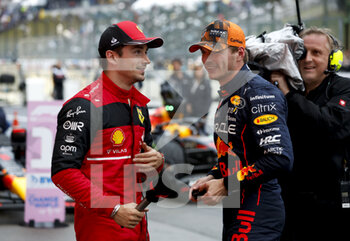 2022-10-09 - LECLERC Charles (mco), Scuderia Ferrari F1-75, VERSTAPPEN Max (ned), Red Bull Racing RB18, portrait during the Formula 1 Honda Japense Grand Prix 2022, 18th round of the 2022 FIA Formula One World Championship from Octobre 7 to 9, 2022 on the Suzuka International Racing Course, in Suzuka, Mie Prefecture, Japan - F1 - JAPANESE GRAND PRIX 2022 - RACE - FORMULA 1 - MOTORS