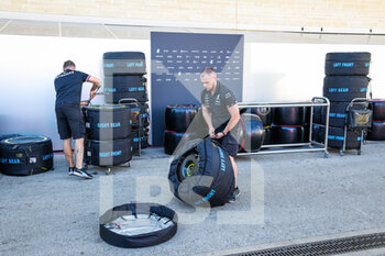2022-10-20 - Mercedes AMG F1 Team, mechanics preparing the Pirelli tires in tyre blankets during the Formula 1 Aramco United States Grand Prix 2022, 19th round of the 2022 FIA Formula One World Championship from October 21 to 23, 2022 on the Circuit of the Americas, in Austin, Texas - F1 - UNITED STATES GRAND PRIX 2022 - FORMULA 1 - MOTORS