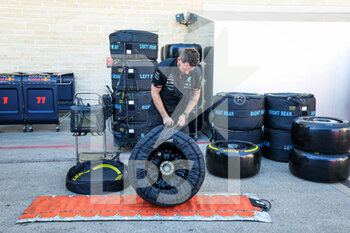 2022-10-20 - Mercedes AMG F1 Team, mechanics preparing the Pirelli tires in tyre blankets during the Formula 1 Aramco United States Grand Prix 2022, 19th round of the 2022 FIA Formula One World Championship from October 21 to 23, 2022 on the Circuit of the Americas, in Austin, Texas - F1 - UNITED STATES GRAND PRIX 2022 - FORMULA 1 - MOTORS