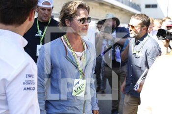 2022-10-21 - Brad Pitt during the Formula 1 Aramco United States Grand Prix 2022, 19th round of the 2022 FIA Formula One World Championship from October 21 to 23, 2022 on the Circuit of the Americas, in Austin, Texas - F1 - UNITED STATES GRAND PRIX 2022 - FORMULA 1 - MOTORS