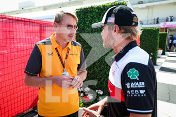 2022-10-22 - HAKKINEN Mika talking to BOTTAS Valtteri (fin), Alfa Romeo F1 Team ORLEN C42, portrait during the Formula 1 Aramco United States Grand Prix 2022, 19th round of the 2022 FIA Formula One World Championship from October 21 to 23, 2022 on the Circuit of the Americas, in Austin, Texas - F1 - UNITED STATES GRAND PRIX 2022 - FORMULA 1 - MOTORS