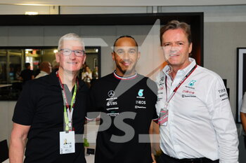 2022-10-22 - COOK Tim, CEO of Apple Inc, with HAMILTON Lewis (gbr), Mercedes AMG F1 Team W13, during the Formula 1 Aramco United States Grand Prix 2022, 19th round of the 2022 FIA Formula One World Championship from October 21 to 23, 2022 on the Circuit of the Americas, in Austin, Texas - F1 - UNITED STATES GRAND PRIX 2022 - FORMULA 1 - MOTORS