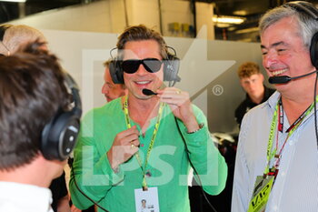 2022-10-22 - PITT Brad, actor, in the Mercedes AMG F1 Team garage during the Formula 1 Aramco United States Grand Prix 2022, 19th round of the 2022 FIA Formula One World Championship from October 21 to 23, 2022 on the Circuit of the Americas, in Austin, Texas - F1 - UNITED STATES GRAND PRIX 2022 - FORMULA 1 - MOTORS