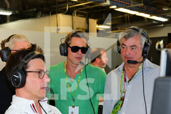 2022-10-22 - PITT Brad, actor, in the Mercedes AMG F1 Team garage with WOLFF Toto (aut), Team Principal & CEO of Mercedes AMG F1 Team, portrait, during the Formula 1 Aramco United States Grand Prix 2022, 19th round of the 2022 FIA Formula One World Championship from October 21 to 23, 2022 on the Circuit of the Americas, in Austin, Texas - F1 - UNITED STATES GRAND PRIX 2022 - FORMULA 1 - MOTORS
